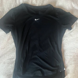 Nike Tränings T-Shirt - Figursydd ”Dry fit” tränings t-shirt från Nike! Jättebra kvalitet och så fin på! Säljer då den tyvärr är för liten för mig🤍