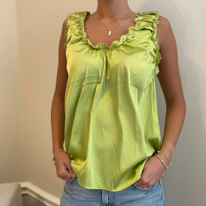 Fin pufffig topp - Så himla fin och helt ny med prislapp på. Aldrig använd och inga defekter. Det är onesize men jag har alltid  storlek xs och denna sitter superfint på mig. 