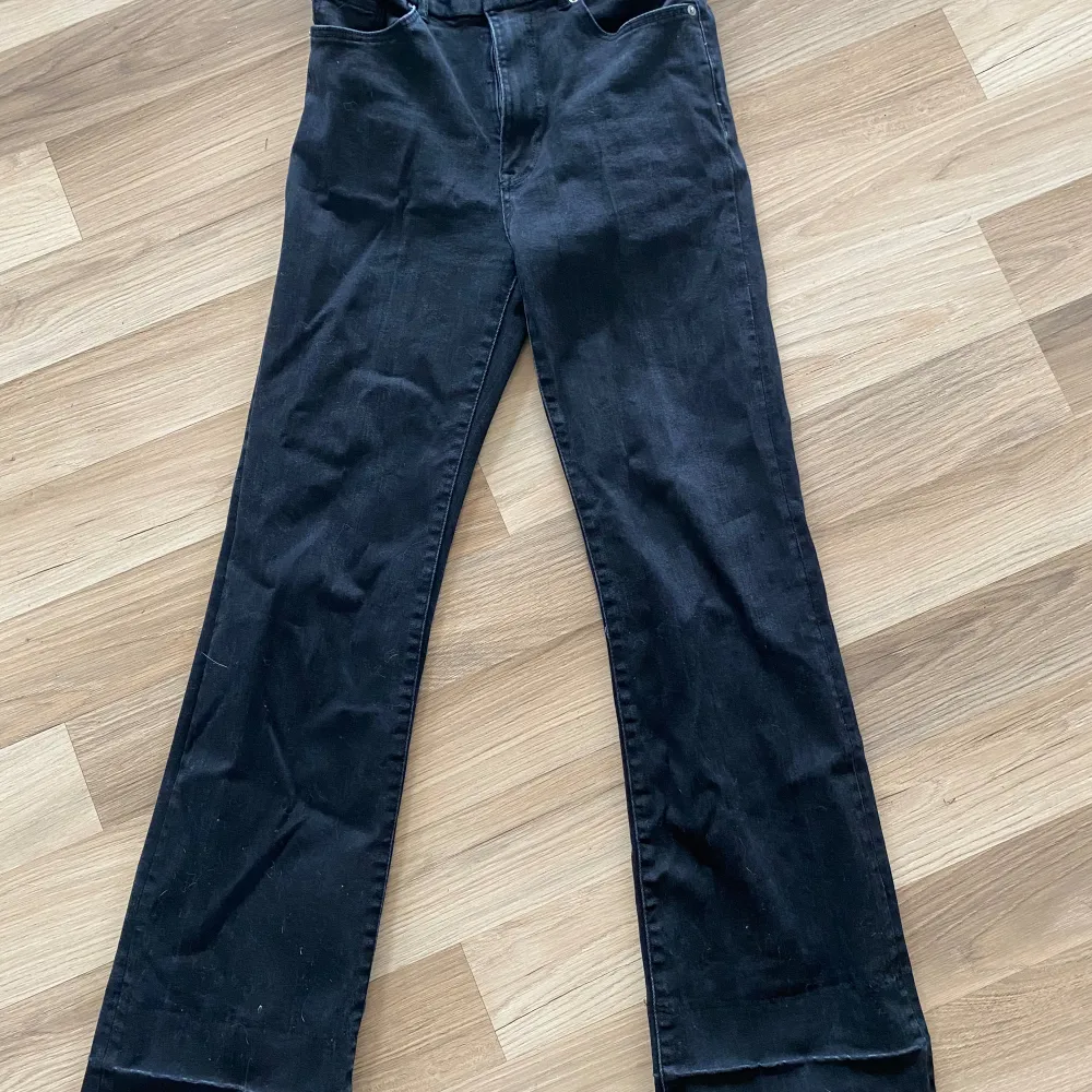 Fina mid-highwaist jeans från lindex, lite utsvängda. Har en linje vid slutet av benen som blivit efter att ha vikt upp kanterna, kan gå att stryka bort, annars bra skick. Jeans & Byxor.