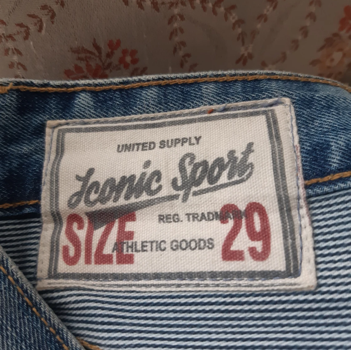 Blå jeans med slitningar - 93