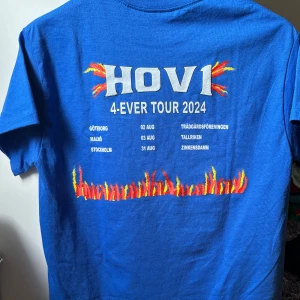 Hov1 T-shirt  - ENDAST BYTES❗️skulle vilja byta mot en T-shirt i storlek M då jag tyckte att min S var lite liten💞 helst en likadan men den svarta funkar också💓