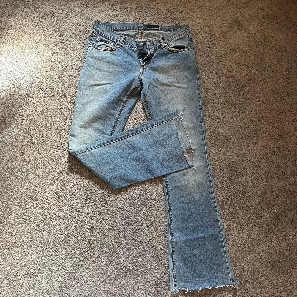 Supersnygga Low waist jeans från Calvin Klein i ljusblått. Lite tufsiga längst ner men annars i superbra skick! Säljer då de är lite för stora för mig! 💕💕. Jeans & Byxor.