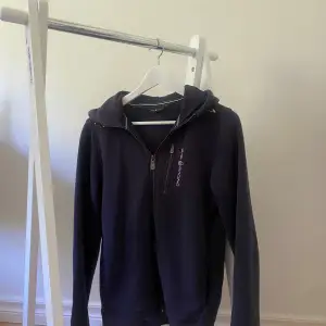 Tja!  Säljer en snygg zip hoodie från Sail racing i storlek 170, dvs S. Skick: 9/10 