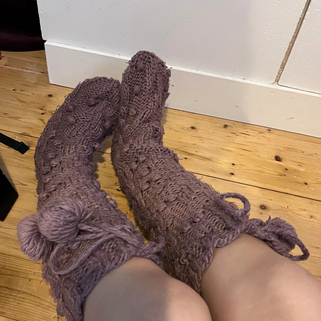 Fluffiga mysiga varma bruna sockor med snörning och dekoration - 91