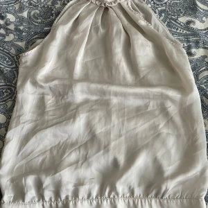 Satin tröja  - Satin tröja som använts en gång till ett speciellt event så den har inte använts sens dess, den är i perfekt skick och säljs för har inte användning av den.