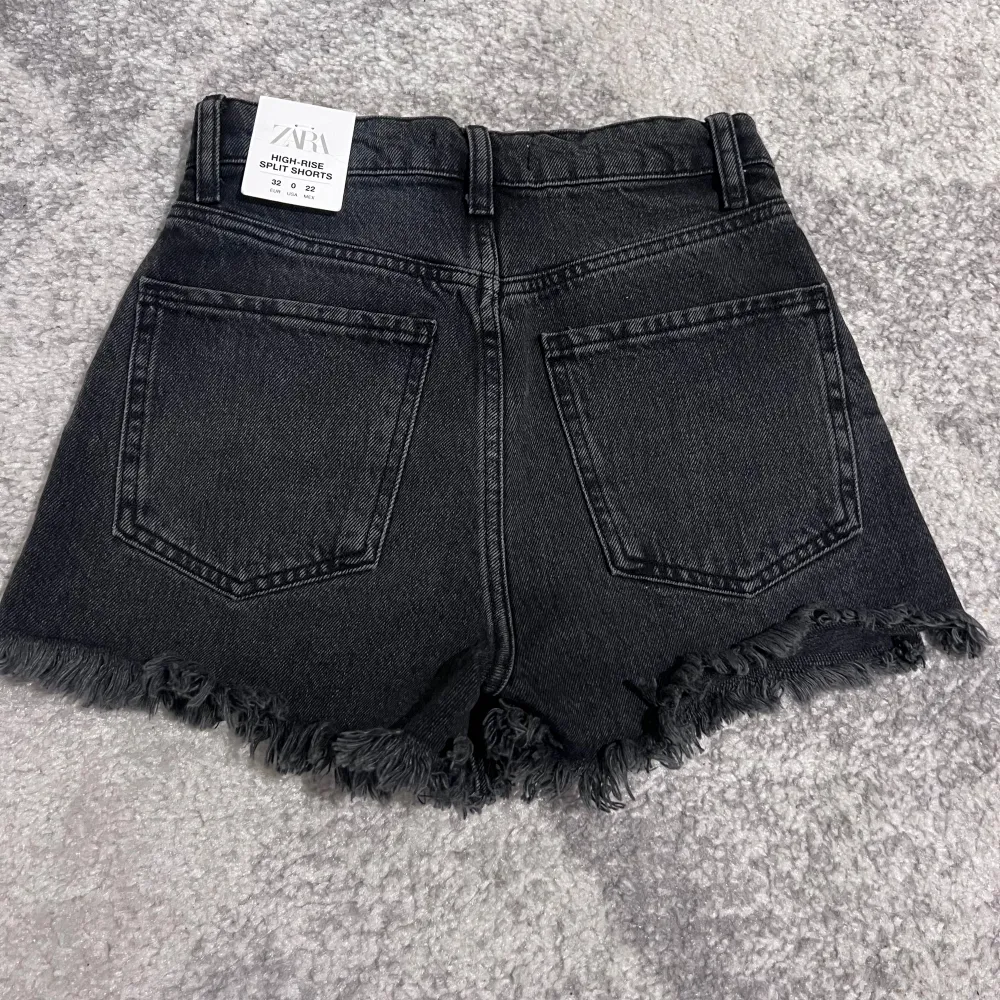 Säljer ett par snygga mörkgråa shorts från Zara i storlek 32. Shortsen är i nyskick och har även prislappen kvar. Pga den neutrala färgen är det lätt att matcha shortsen med alla möjliga plagg och färger!. Shorts.