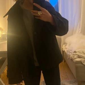 Kappa - Jättefin kappa från Kappahl köpt förra hösten men knappt använd så i jättebra skick🩷 storlek M men passar mig som har xs/s då den är lite kortare i modellen. Nypris 899 men säljer för 400+ frakt. Skriv för frågor och fler bilder🩷