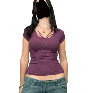 Hollister tshirt  - Snygg tshirt från hollister. Köpt second hand men inte använd mycket på mig. Skriv gärna om ni har frågor🤍