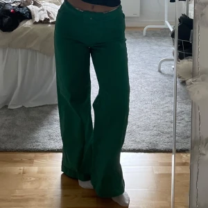 Gröna jeans - Ascoola gröna jeans som tyvärr inte kommer till användning längre. Breda ben och från carlings. Har klippt bort lappen bak för att kunna vika ner den för en låg midjad look. 
