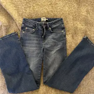 Nya jeans i jättebra skick. Helt nya använd 2 gånger