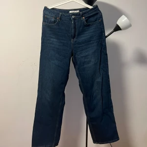 Blå jeans med hög midja - De här jeansen är stretchiga och har en rak passform. De har en hög midja och en croppad längd.  Helt nya!