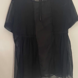 Svart blus  - Blus från veromoda, köpt begagnad så har lite defekter som finns bild på, annars jätte fin!🩷
