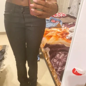 Lågmidjade jeans - Super fina jeans som är lågmidjade tyvärr kommer dom aldrig till användning nå mer! Hör av er vid frågor❣️