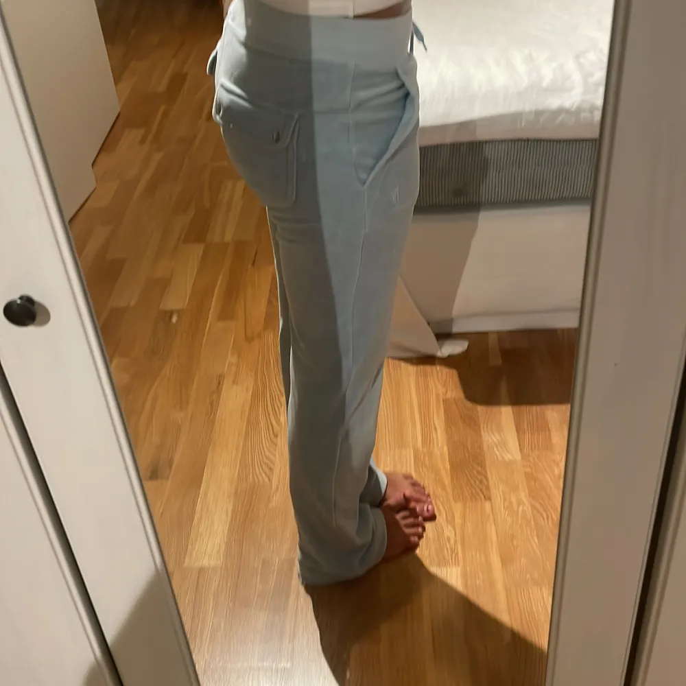 Säljer mina juicy couture byxor i ljus blått.Super fina jätte bra skicka .Blivit försmå därifrån jag säljer dom!storlek xxs💓💓INGA DEFEKTER. Jeans & Byxor.