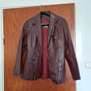 Vinröd skinn kavaj - Vinröd skinn kavaj i 100% läder Oklar på storlek men skulle säga small  Jag är 165 och har xs-s 34-36 i storlek som refferens Har några små slitningar se sista bilderna