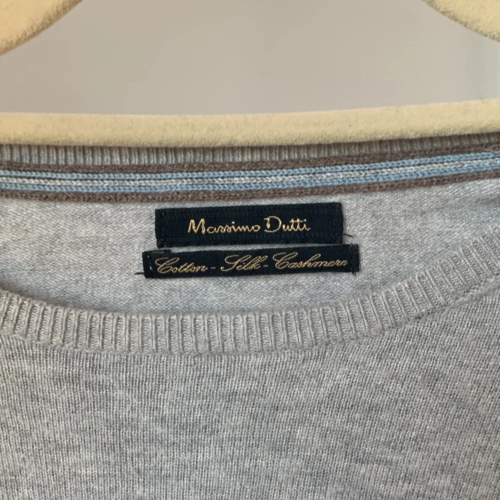 Från massimo dutti  450kr Finns padds där bak Skriv för bil. Hoodies.