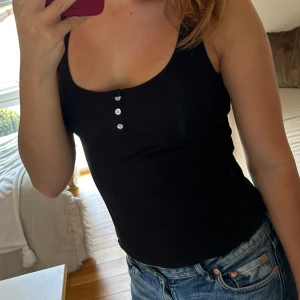 Svart linne  - Svart linne ifrån Lindex, använts några gånger men fortfarande i bra skick och i storlek S 