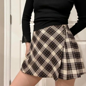 Zara veckad kjol - Söt veckad kjol perfekt inför hösten. Köpt från Zaras barnavdelning. Storlek 152/xs. Fina knapp detaljer! (Första bilden är lånad) Midjemått: 31 Längd: 34