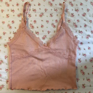 rosa spets linne - Super gulligt rosa linne med spets från h&m, bra skick