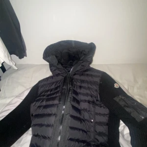 Någon intresserad av en moncler cardigan storlek s äkta !! - Den är i väldigt bra skick använd 2 gånger !