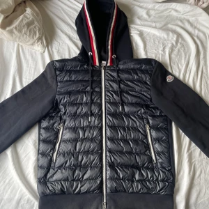 Moncler cardigan  - Hej säljer nu min moncler cardigan då den inye används den är i storlek m men passar s hör av er om ni är intresserade så kan jag lösa mer bilder  Skick 8,5/10 