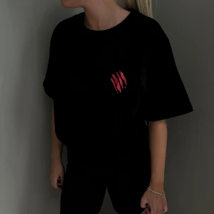 Tränings tröja - En perfekt tränings T-shirt för dig som vill sticka ut från mängden! 100% bomull svart Storlekar finns allt från S-2XL OBS denna passar perfekt för både killar och tjejer. följ oss på instagram och tiktok @bulkinbear