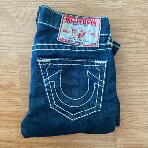 True religion Jeans  - !skicka bud för snabb affär! Feta true religion bobby super t jeans, storlek 31. Bra skick, men storlekslappen är klippt. Skriv om ni undrar någonting eller om ni vill ha fler bilder 📲