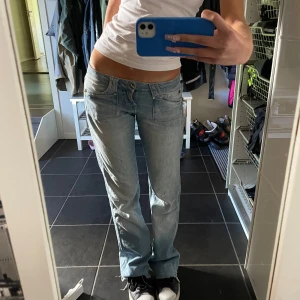 Lågmidjade bootcut jeans - Säljer nu dessa såå eftertraktade vintage wrangler jeansen🤩 Står strl 25/34 skulle säga att de passar större då de är i ett lite mjukare jeans material! De har en svag fläck(bild 4)och två minimala prickar(bild 5). Sänker inte priset på dessa!🫶