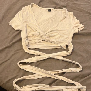 4 tröjor, storlek xs/s - En vit tröja som man kan knyta runt ryggen, en svart fin tröja och två fina tröjor från lager 157. Alla tröjor för 150kr annars 50kr styck 