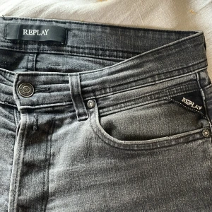 Replay Grover jeans - Ett par snygga Replay jeans i W32 (passar den som är 175cm+ skulle jag säga!) Helt okej skick, finns lite skador men inget nån tänker på vid användning😁