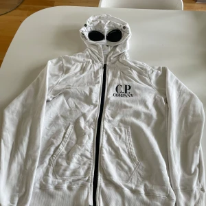 Cp company Zip - En mycket fin Cp company zip som inte använts mycket, köpt för 2200. Inga defekter! Skriv ifall ni har funderingar eller frågor! Pris går att diskutera!
