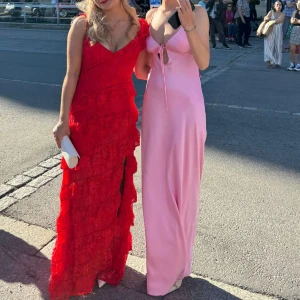 Rosa balklänning  - Rosa jätte fin balklänning i satin. Man knyter den baktill med rosett och går att justera över hur man vill att den ska sitta. Jag är 174 cm lång och den passade perfekt på mig