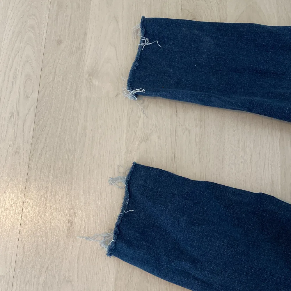 Tighta mörkblåa jeans från Levis. Modellen ”Mile high super skinny”. Väldigt sköna och i fint skick men jag kan inte ha de längre. . Jeans & Byxor.