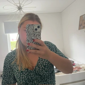 Grön blommig topp - Grön blommig topp från devided