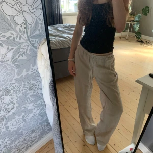 Linnebyxor - Säljer dessa jättefina linnebyxor ifrån Gina Tricot, Premium Quality. Endast använda en gång, alltså i nyskick💗 Nypris ca 400-500 kr