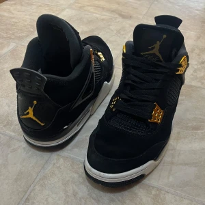 Jordan 4 Retro Royalty - Säljer mina Jordan 4 i storlek 42 men passar även 43. Använt skick men försökt ta hand om dem så mycket jag kunnat. Kan säljas billigare vid smidig affär.