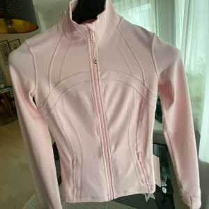 Lululemon define jacket strawberry milkshake  - Säljer min helt nya Lulu jacka (med lappar kvar) då det enklare än att returnera, helt slutsåld i strl 4!💕