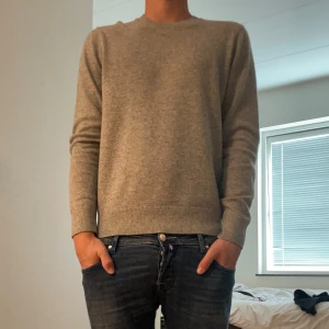 CASHMERE TRÖJA - En riktigt fin cashmere/kashmir tröja i 100% cashmere. Tröjan är köpt för 1 månad sedan på Uniqlo. Nypris är 1400. Skicket är 9.5/10 och finns inga defekter eller annat fel på den! Jag på bilden är 180, 69 kg🤩💯