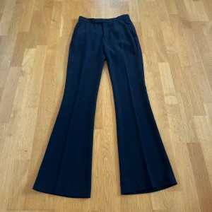 Kostymbyxor Zara - Utsvängda kostymbyxor från Zara i fint skick.