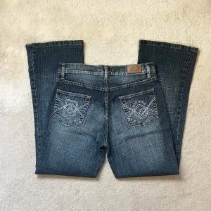 Säljer mina super snygga autentiska Dolce & Gabbana jeans i bootcut-modell Strl. 36⭐️