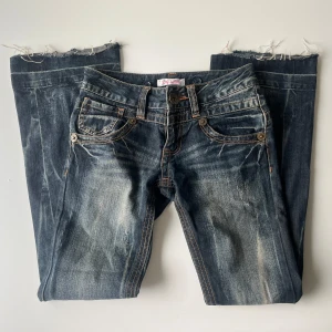 Jeans - Coolaste jeansen med så snygg wash! De är 35 cm rakt över och innerbenslängden är 80 cm🥰