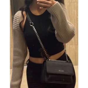 Bolero/kofta - Ribb/stickad bolero kofta från H&M. Perfekt för hösten. Tjockt material och använd fåtal gånger. 