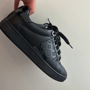 Guess skor  - Guess skor som använts 1-2 gånger Max. Storlek 37 