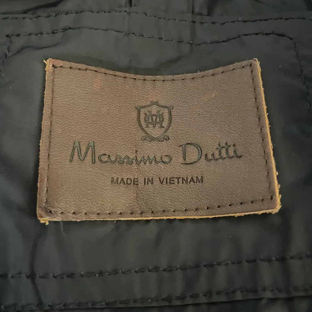 Fet marin blå massimo dutti field jacka perfekt inför hösten. Just denna modell säljs inte längre i Sverige. Priset är diskuterbart, skriv vid minsta fråga!. Jackor.