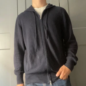 Soft goat - Säljer min soft goat hoodie eftersom den inte kommer t användning längre. Den är i storlek m och passar mig bra som är 179 men skulle nog passa lite större oxå! Har använts i ca ett år men är i bra skick. Köpt ny från soft goat butiken, kom dm boxosv