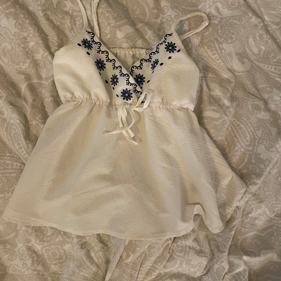 Vit topp med blommigt broderi - 91