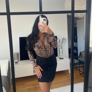 Body och/eller jeanskjol - Långärmad mönstrad body: Zara stl S (50 kr) Svart jeanskjol: Ginatricot stl S (50 kr)