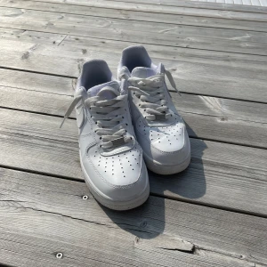 Air Force 1 - Säljer dessa snygga Air force 1 för bra pris! Säljer dom på grund att att jag inte använder dom längre. Har använt dom ett fåtal gånger men annars är de helt nya! Pris kan diskuteras, hör av dig vid frågor. Mvh Anton 