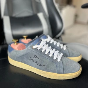 Saint Laurent skor - Säljer nu dessa riktigt snygga skor från Saint Laurent. Riktigt bra skick och sjukt eftertraktad färg, storlek 41 men passar 42. Dustbag ingår! Hör av dig vid frågor eller funderingar! 