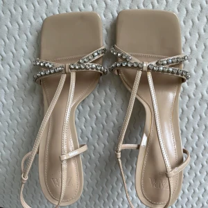 Klackar - Såå fina beiga klackar ifrån Zara med diamanter vid tårna. Aldrig använda men de känns supersköna:)